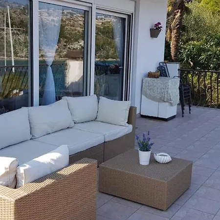 Holiday House / Private Beach بيت للعطل Bobovisca
