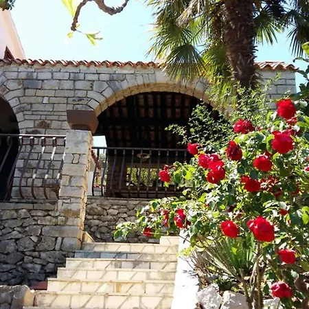 Holiday House / Private Beach