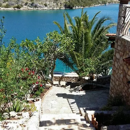 Holiday House / Private Beach